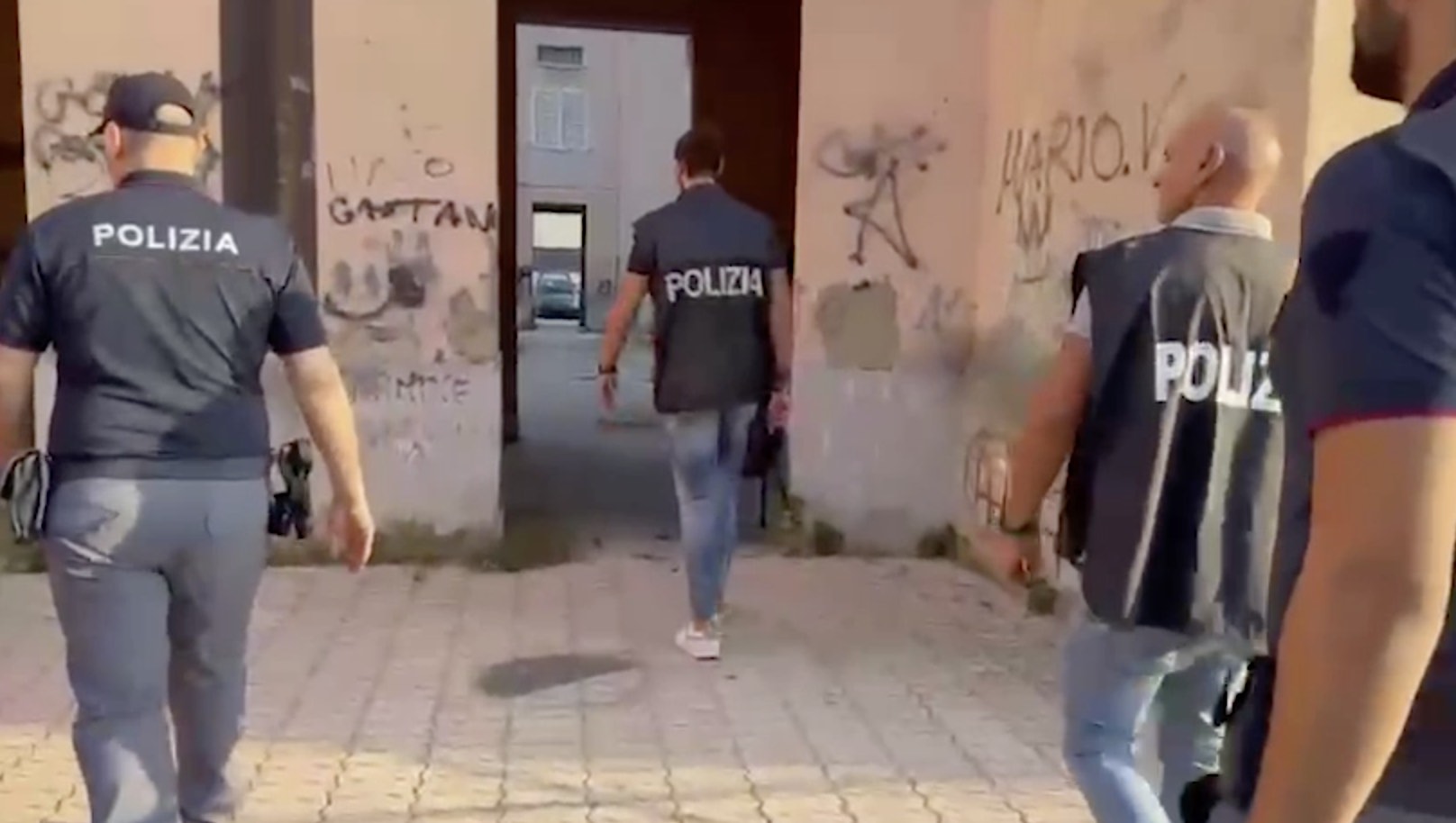 Caivano, controlli a tappeto al Parco Verde: maxi operazione in corso dopo gli episodi di violenza