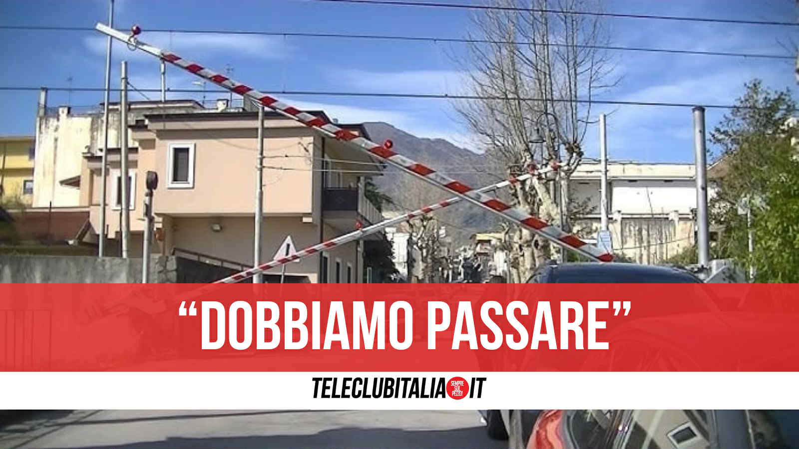ottaviano tentano di attraversare il passaggio a livello chiuso aggredito il casellante