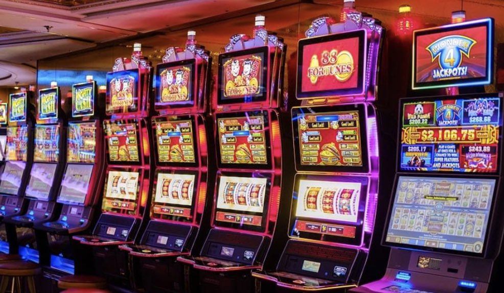 Pizzo in tre rate, a Natale, Pasqua e Ferragosto sulle slot machine: 3 arresti tra Napoli e Potenza
