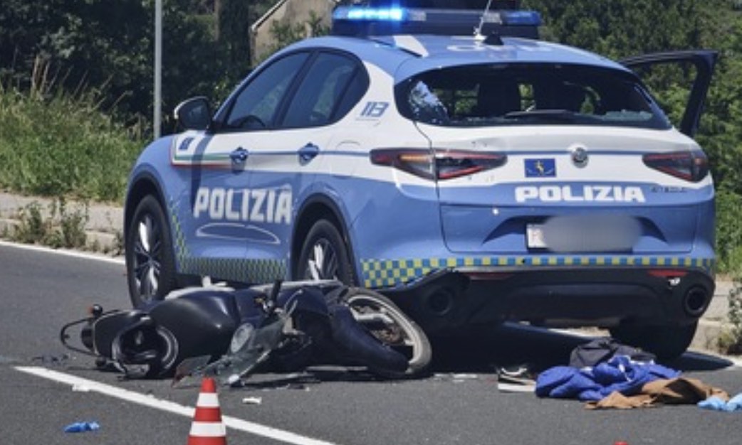 Napoli, la fuga e poi lo schianto contro l'auto della Polizia: 17enni denunciati. Avevano coltello e pistola
