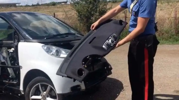 Napoli, sorpresi a smontare Smart appena rubata: ladri in fuga si schiantano contro un muro