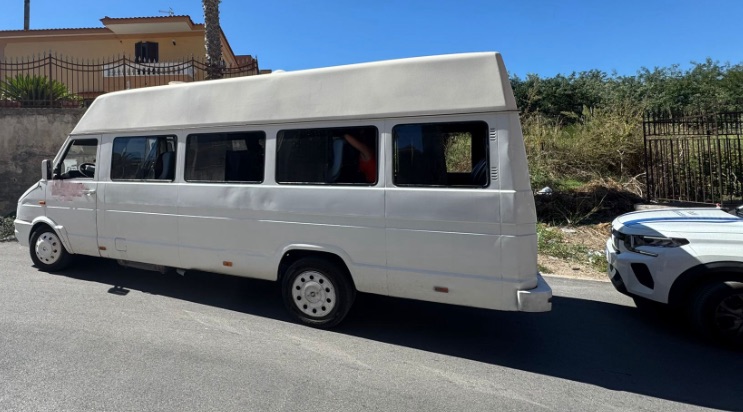 Qualiano, scuolabus abusivo: scatta il sequestro. Controlli a tappeto in città