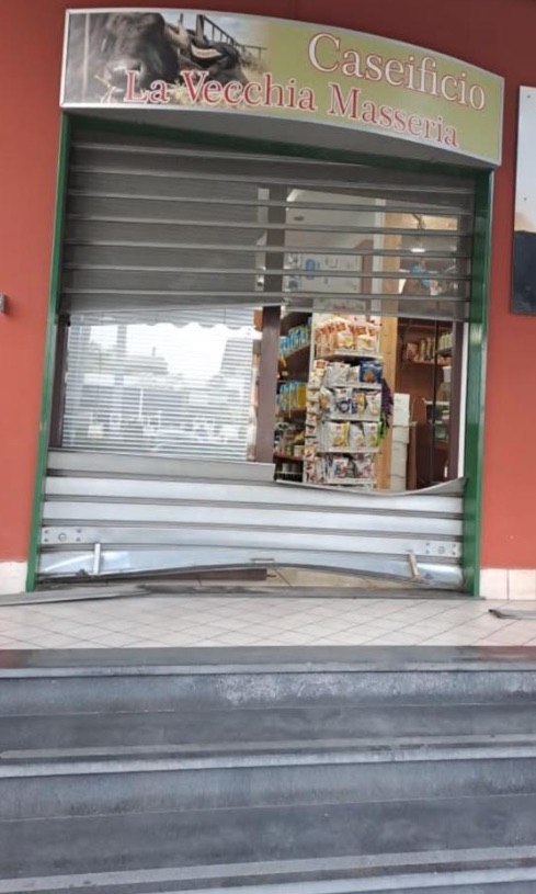Quarto. Furto notturno al caseificio “La Vecchia Masseria”: ignoti devastano la struttura e portano via la cassa