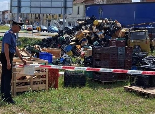 Discarica abusiva scoperta a Santa Maria Capua Vetere: denunciata titolare di una rivendita di frutta