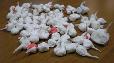 Scampia, cocaina nascosta nella cantinola: sequestrati 78 involucri