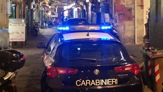 Spari nella notte a Napoli, feriti due giovani: 22enne in fin di vita