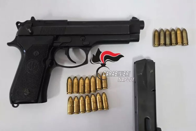 Torre del Greco, pistola rubata nascosta nel box: arrestato 26enne