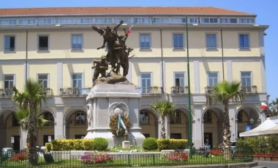 Aversa, verso affidamento diretto per la mensa scolastica: riunione al Comune con i presidi