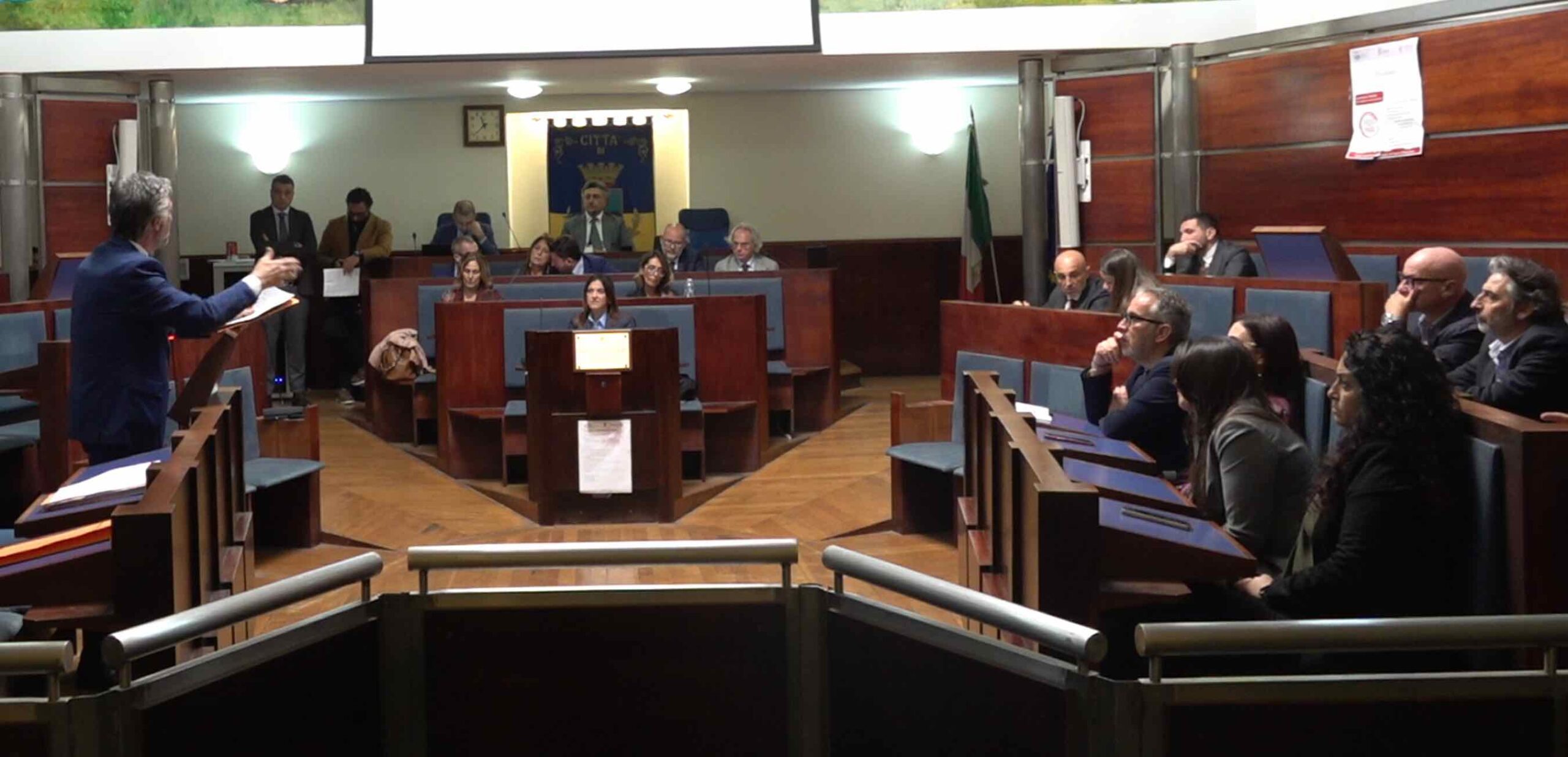 Giugliano, il consiglio approva richiesta di una legge speciale