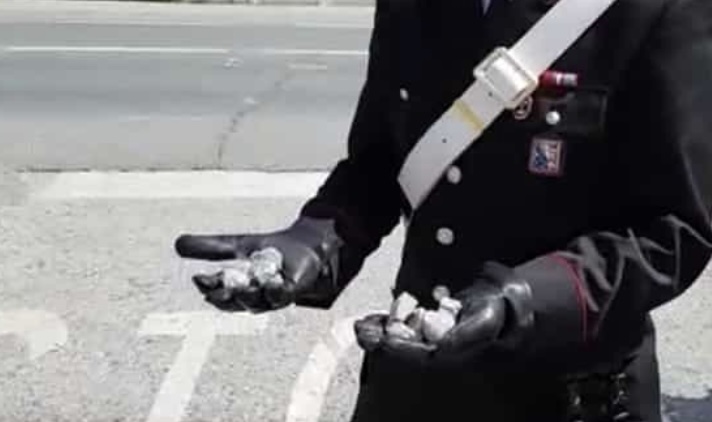 Nola, 4 giovani vanno a casa di una disabile per insultarla e lanciarle pietre: denunciati