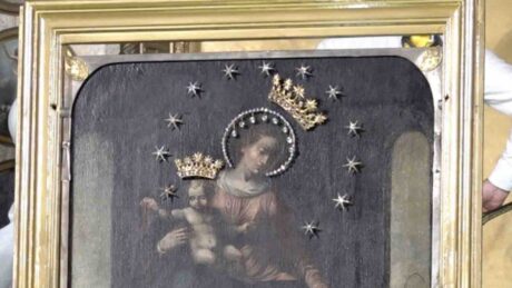 Pompei, la discesa del quadro della Madonna del Rosario. Domani la tanto attesa Supplica che vedrà fedeli provenienti da tutta Italia.