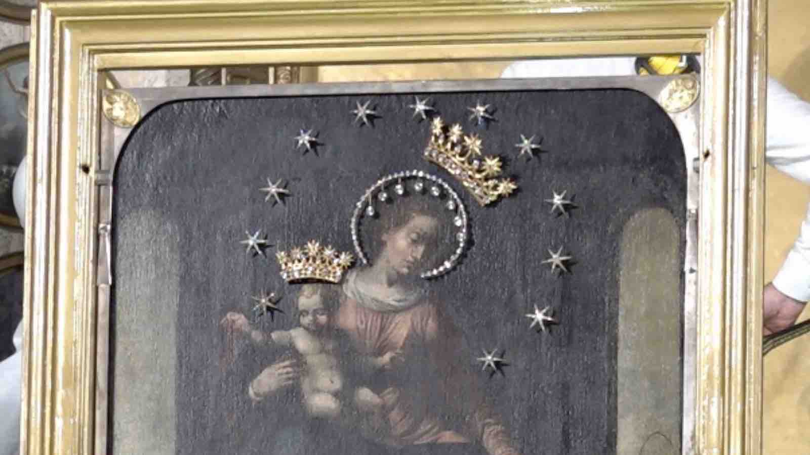 Pompei, la discesa del quadro della Madonna del Rosario. Domani la tanto attesa Supplica che vedrà fedeli provenienti da tutta Italia.