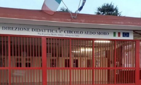 Afragola. Raid vandalico alla scuola “Aldo Moro”: ladri sfondano aule, rubano materiali e defacano sui banchi