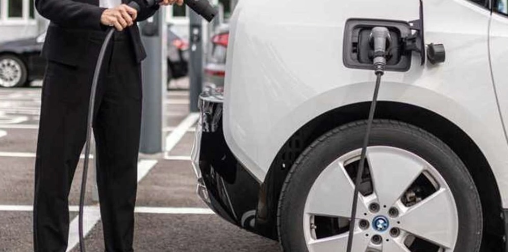 Afragola, ricarica l’auto elettrica rubando energia alla scuola chiusa per lavori: denunciato