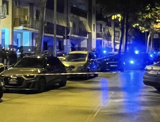 Agguato ad Afragola, sparatoria nella notte davanti a un bar: tre feriti
