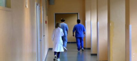 Panico all’ASL di Monteruscello: 51enne danneggia divisorio e aggredisce operatrice