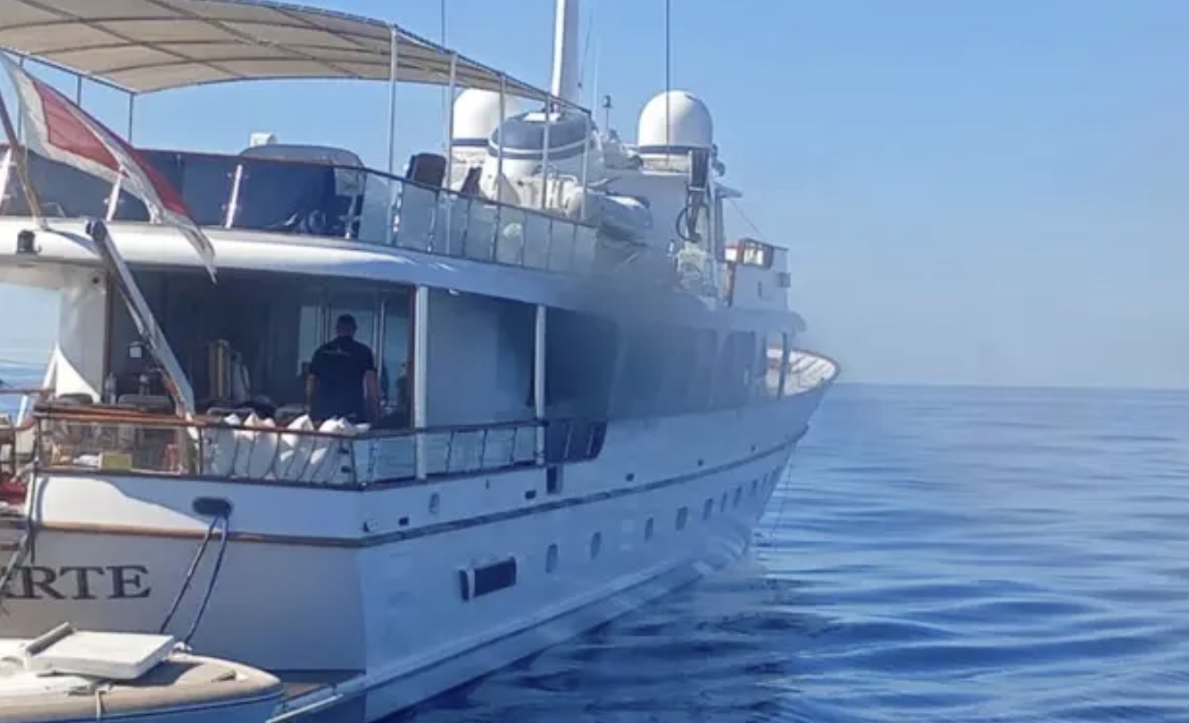 Agropoli, fiamme su uno yacht di 50 metri: in salvo 16 persone