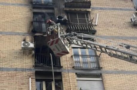 Scampia, appartamento in fiamme nel lotto U: anziana salvata dai vigili del fuoco