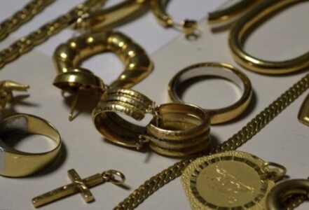 Truffa del finto incidente, arrestato 19enne di Aversa: restituiti gioielli per oltre 10.000 euro