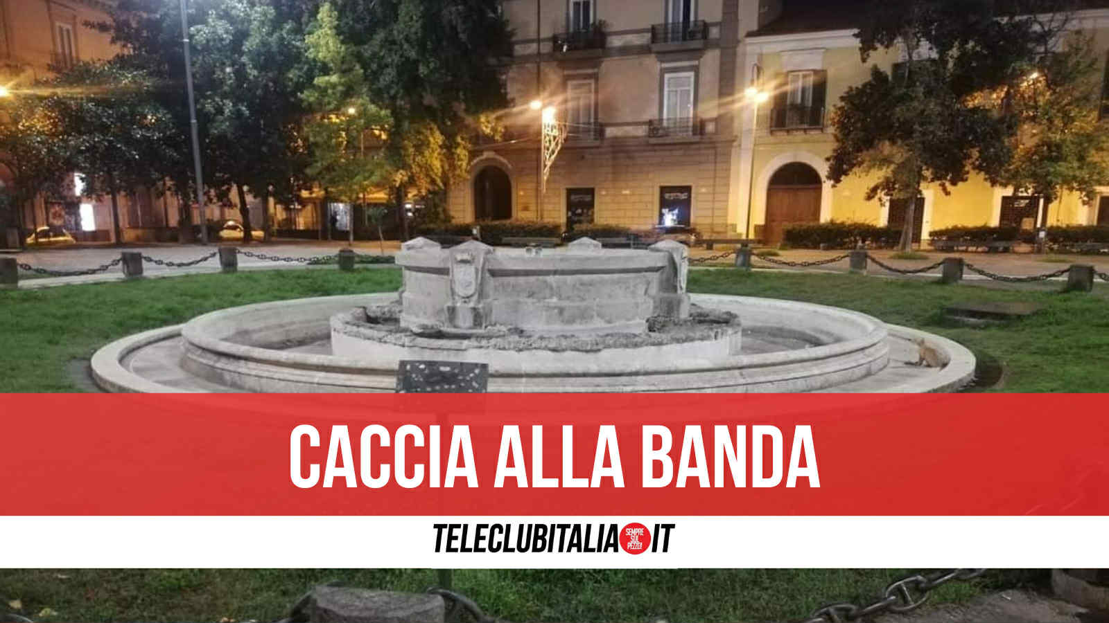 Aversa, tentano di rubargli cellullare in piazza Vittorio Emanuele ma lui reagisce: ladri in fuga Aversa, tentano di rubargli cellullare in piazza Vittorio Emanuele ma lui reagisce: ladri in fuga