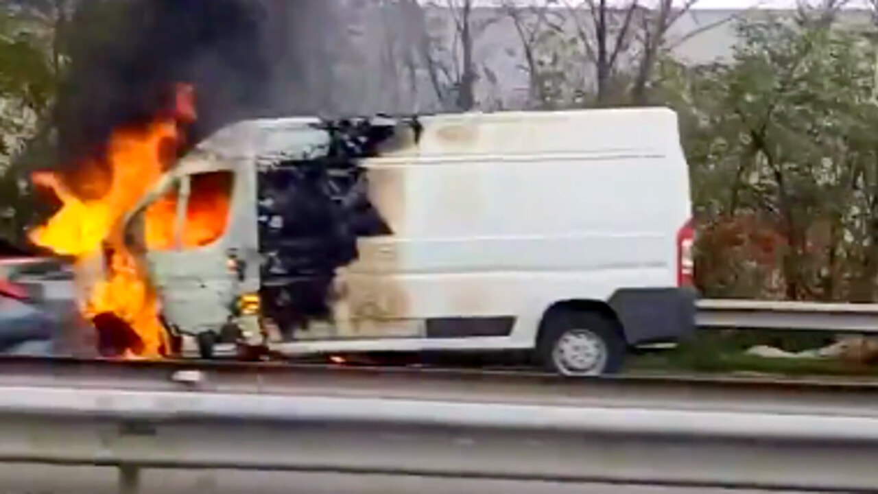Cancello Arnone, ladri inseguiti da titolare azienda: fuga culmina in un incidente. Furgone a fuoco