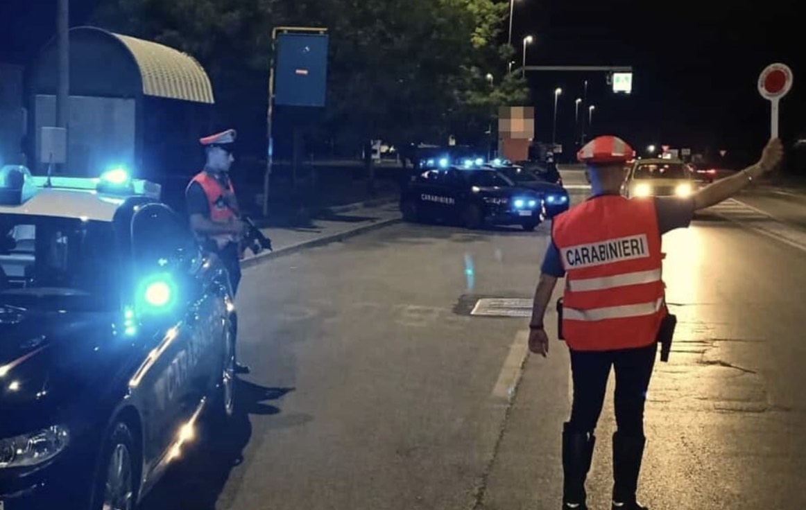 Castel Volturno, coppia di donne non si ferma all'alt: inseguite e bloccate. Sono di Melito e Calvizzano