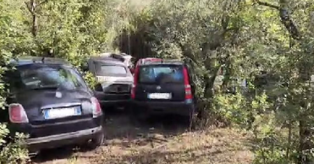 Castel Volturno, scoperto deposito di auto rubate nascosto tra la vegetazione