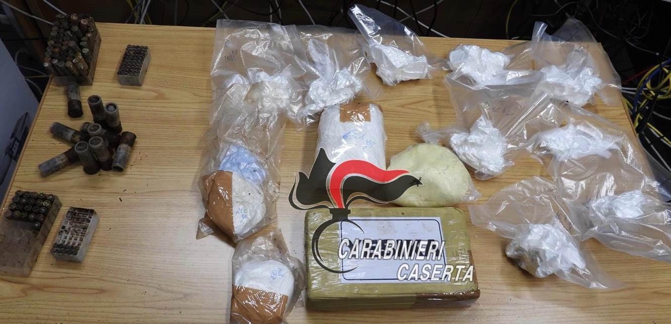 Castel Volturno, scoperto nascondiglio nel bosco: sequestrati oltre 3 chili di coca e 400 munizioni