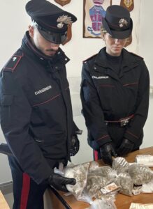 Blitz davanti alla scuola a Cercola: droga e lame negli zaini degli studenti. Arresti e denunce