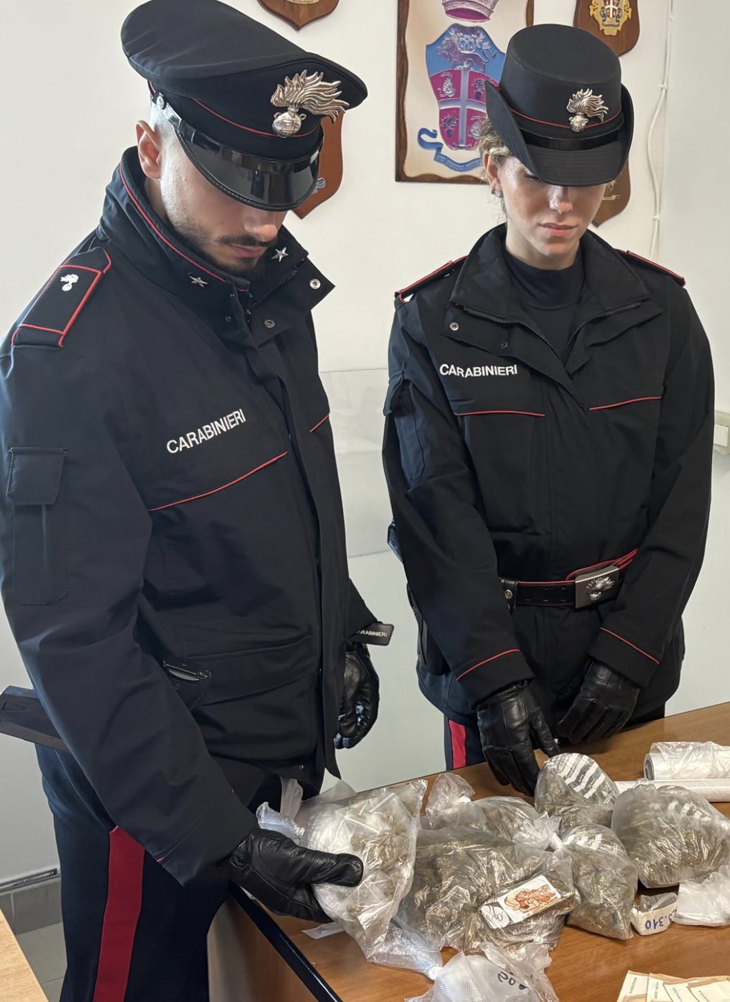 Blitz davanti alla scuola a Cercola: droga e lame negli zaini degli studenti. Arresti e denunce