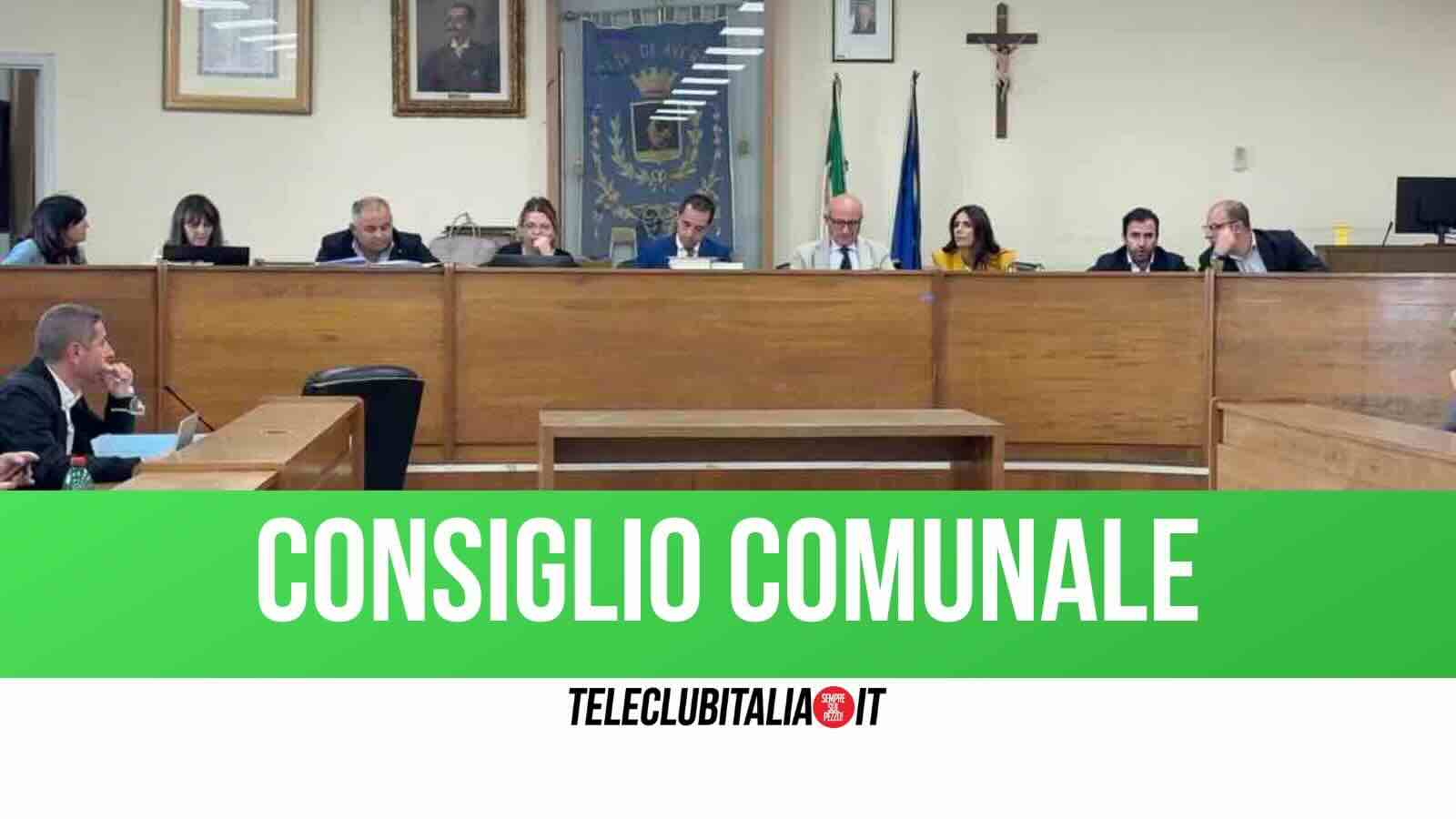Aversa, caso “segretaria”: dimissioni consensuali. Ok a emendamento su Palestina e altri stati