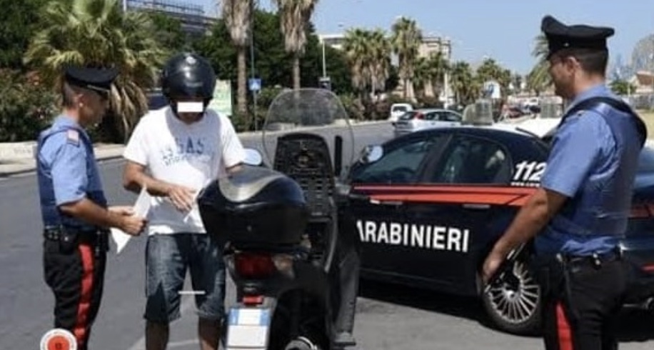 Chiaiano, barista in panne col motorino: i Carabinieri lo aiutano e scoprono la droga negli slip