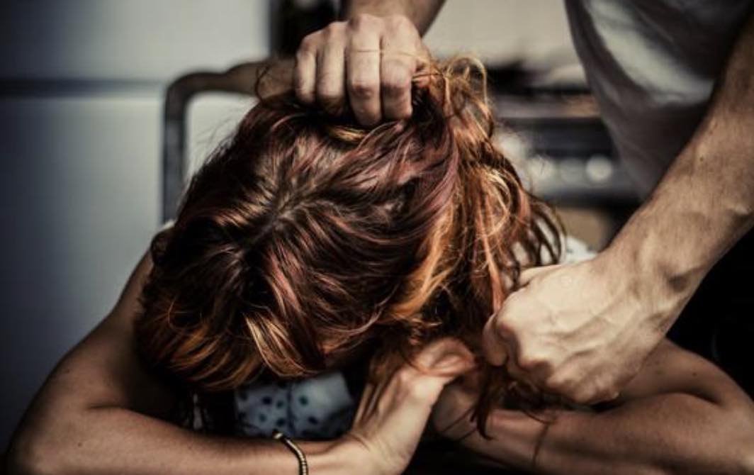 Ercolano. La fine di un incubo, calci e pugni alla moglie “colpevole di esistere”: arrestato 63enne Ercolano. La fine di un incubo, calci e pugni alla moglie “colpevole di esistere”: arrestato 63enne