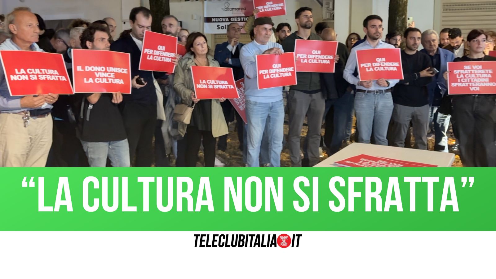 aversa flashmob per il dono cittadini e politici in difesa della libreria sociale