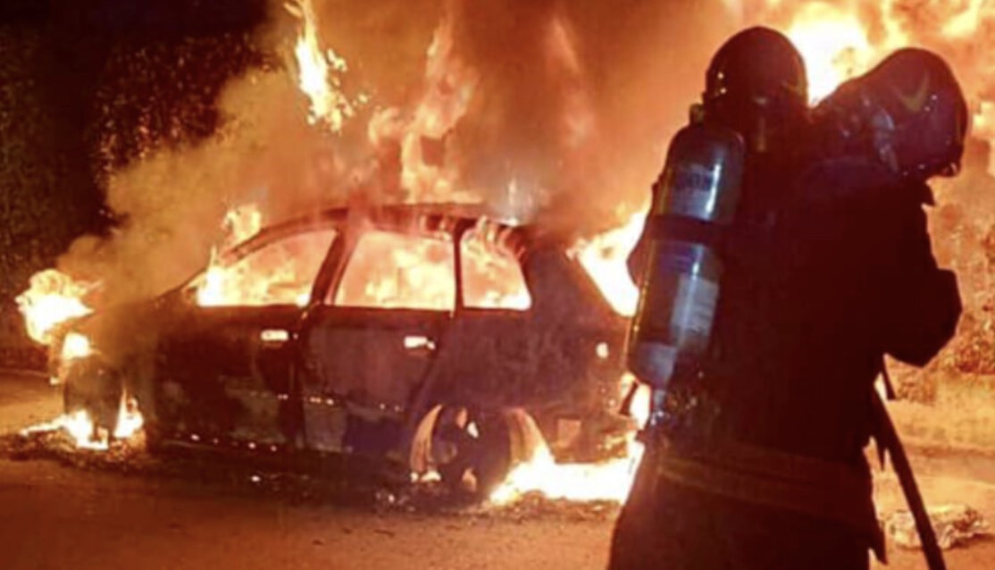 Giugliano, paura nella notte: due auto e uno scooter in fiamme