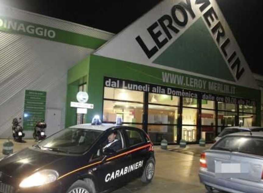 Giugliano, si fingevano impiegati di banca per ottenere codici delle carte di credito: sgominata banda di truffatori: 11 arresti