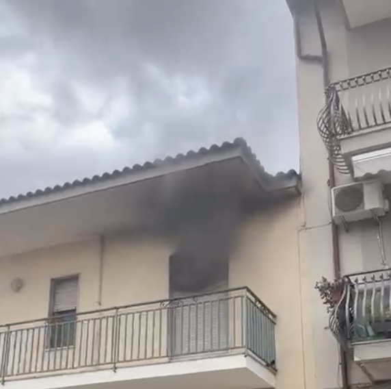 Giugliano, incendio in corso Campano: casa in fiamme