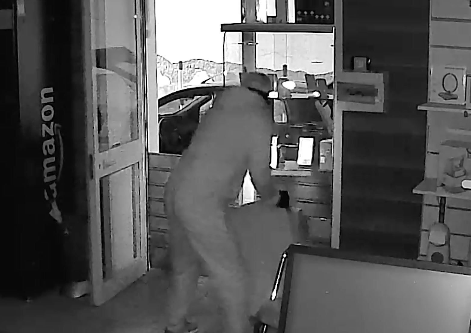 Giugliano, furto poco prima dell'alba in un negozio di telefonia: bottino da circa 4mila euro