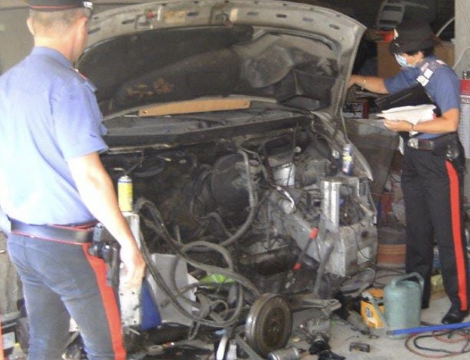 Grazzanise, blitz dei Carabinieri: scoperta officina abusiva con rifiuti tossici, 36enne arrestato
