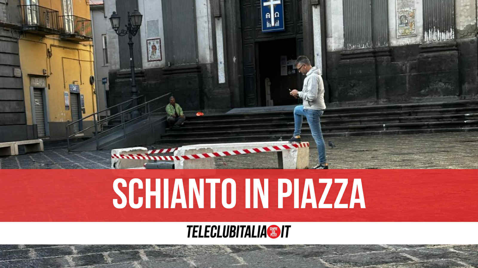 Giugliano, incidente nella notte a piazza Annunziata: sfondati paletti e danneggiate panchine Giugliano, incidente nella notte a piazza Annunziata: sfondati paletti e danneggiate panchine