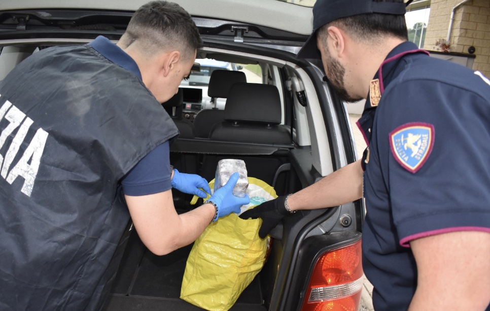 Maxi sequestro di cocaina a Licola: arrestato 27enne di Scampia, droga per un milione di euro