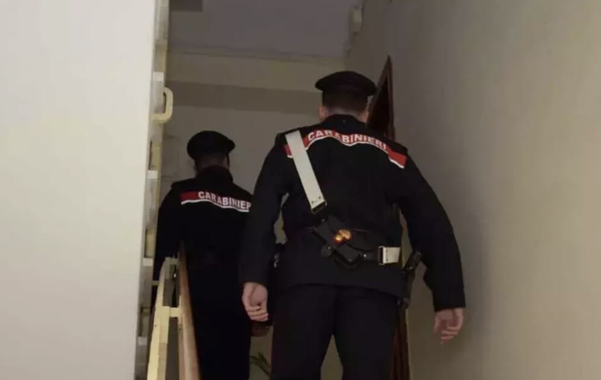 Coltellate, morsi e bottiglie volanti: ad Arzano notte di follia in casa. Arrestata 47enne