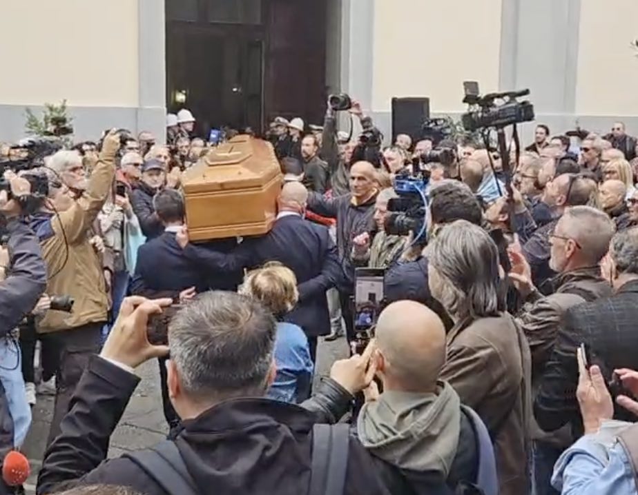 Miano, il giorno del lutto: quartiere si raccoglie per salutare James Senese