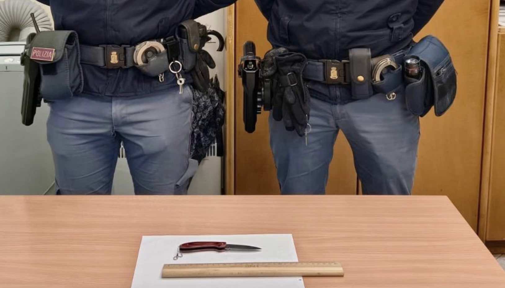 Napoli, a 12 anni va a scuola armato di coltello: scoperta dell'insegnante durante la lezione