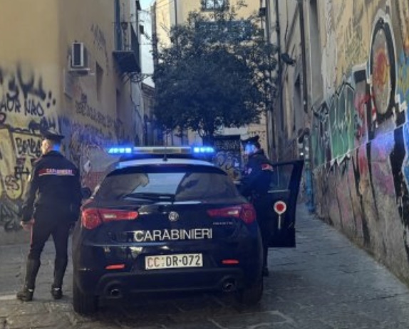 Napoli, 15enne accoltellato all'uscita di scuola: identificato e denunciato un 14enne per tentato omicidio