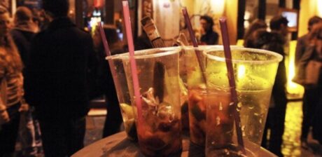 Napoli, studentessa 18enne drogata e abusata dopo un drink analcolico: ritrovata in una pozza di sangue