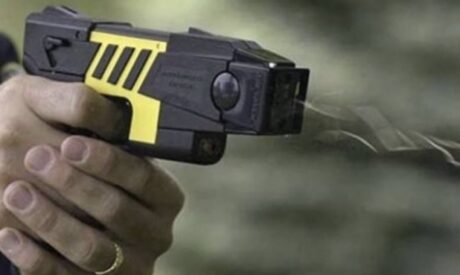 Napoli, uomo muore dopo essere stato colpito con il taser: indagini in corso