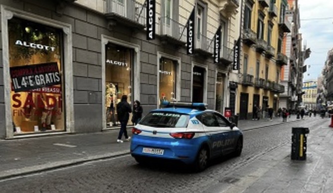 Napoli, tenta di rubare il registratore di cassa: arrestato 45enne