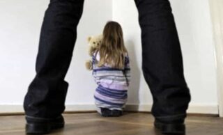 Napoli. Minorenne abusata e filmata durante i rapporti: il materiale veniva condiviso online: arrestato giovane