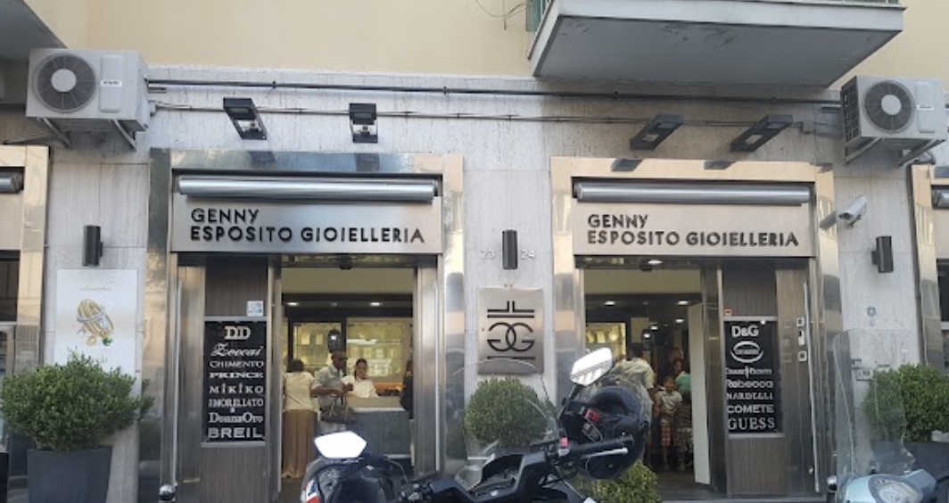 Napoli, chiusa la gioielleria “Genny Esposito”: “Nessuna licenza per vendere preziosi”